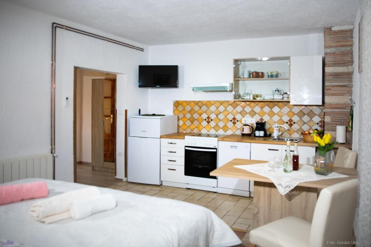 Apartments Faris Kanfanar Eksteriør billede